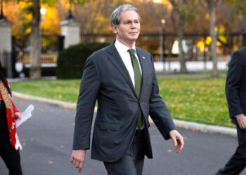 El secretario del Tesoro de Estados Unidos, Scott Bessent, camina para hablar con los medios frente al ala oeste de la Casa Blanca en Washington el 5 de noviembre de 2025. (Saul Loeb/AFP)