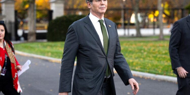 El secretario del Tesoro de Estados Unidos, Scott Bessent, camina para hablar con los medios frente al ala oeste de la Casa Blanca en Washington el 5 de noviembre de 2025. (Saul Loeb/AFP)