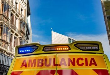 Artistas del carnaval Moment vestidos como Stephen Hawking desfilan por la calle en sillas de ruedas mientras cantan con voces robóticas.