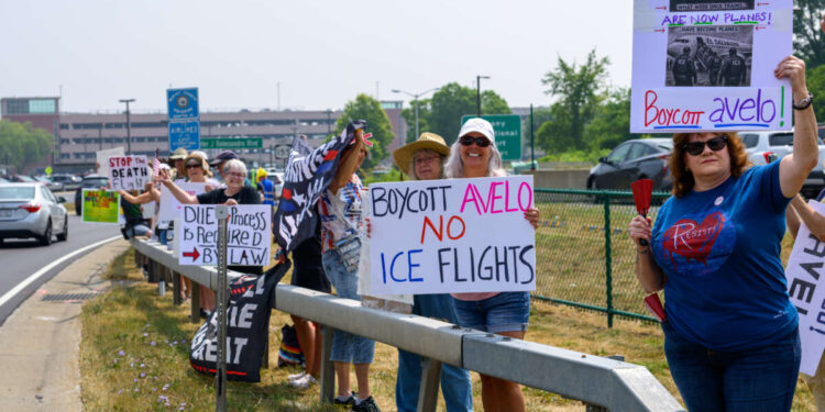 Así presionamos a una aerolínea para que terminara su contrato con ICE