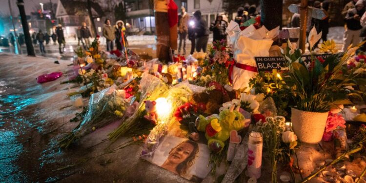 La gente se reúne en un sitio conmemorativo hecho para Renee Nicole Good después de que ella fuera asesinada a tiros durante una operación del Servicio de Inmigración y Control de Aduanas (ICE) en Minneapolis el 8 de enero de 2026. (John Fredricks/La Gran Época)