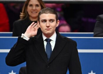 Barron Trump escucha atentamente durante la toma de posesión presidencial de su padre.