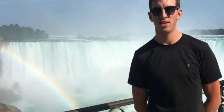 Un collage de imágenes que contiene 1 imagen. La imagen 1 muestra a un hombre con gafas de sol y camisa negra parado frente a las Cataratas del Niágara con un arco iris y un barco debajo.