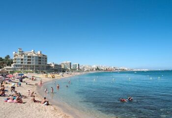 Británico 'prófugo por intento de asesinato' es arrestado en Colombia después de un tiroteo en España que puso en peligro la vida de niños