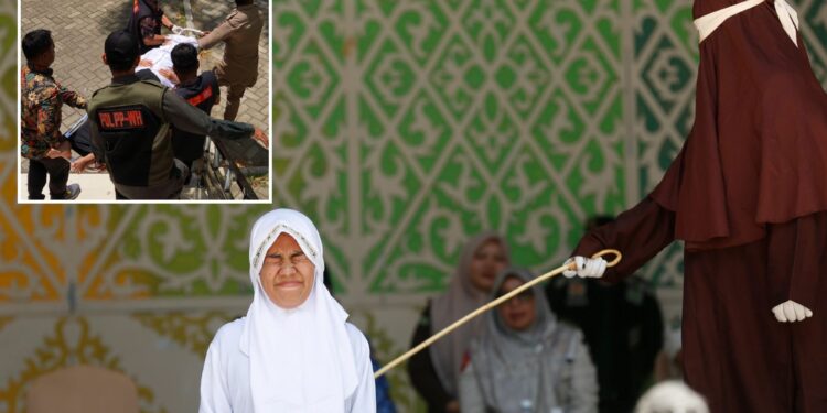 Un collage de imágenes que contiene 2 imágenes. La imagen 1 muestra el castigo con azotes en Aceh por violaciones de la ley Sharia. La imagen 2 muestra Banda Aceh, Aceh, Indonesia. 29 de enero de 2026. Un infractor de la Sharia recibe tratamiento médico después de ser azotado en Banda Aceh, Aceh, Indonesia, el jueves. Tres parejas no casadas fueron azotadas tras ser declaradas culpables de violar la ley Sharia de Aceh. Ellos