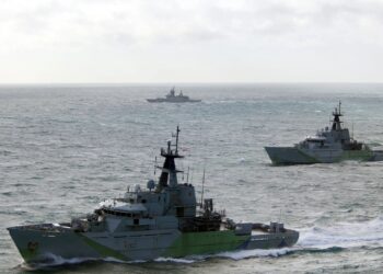 Un collage de imágenes que contiene 1 imagen. La imagen 1 muestra el P283 HMS Mersey y el P282 HMS Severn siguiendo a RFN Boikiy en el Canal de la Mancha.