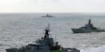 Un collage de imágenes que contiene 1 imagen. La imagen 1 muestra el P283 HMS Mersey y el P282 HMS Severn siguiendo a RFN Boikiy en el Canal de la Mancha.