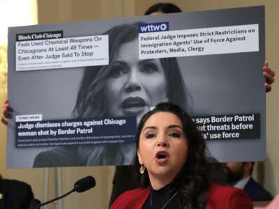 La representante Delia Ramirez (D-Illinois) interroga a la secretaria de Seguridad Nacional, Kristi Noem, durante una audiencia del Comité de Seguridad Nacional de la Cámara de Representantes el 11 de diciembre de 2025 en Washington, DC