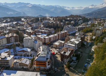 Capos de la droga de la mafia acechando las pistas, escorts de Onlyfans y bares regentados por 'proxenetas'... la parte más oscura de las estaciones de esquí al descubierto