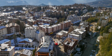 Capos de la droga de la mafia acechando las pistas, escorts de Onlyfans y bares regentados por 'proxenetas'... la parte más oscura de las estaciones de esquí al descubierto