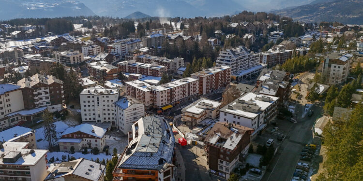 Capos de la droga de la mafia acechando las pistas, escorts de Onlyfans y bares regentados por 'proxenetas'... la parte más oscura de las estaciones de esquí al descubierto