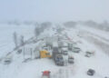 Choque de 100 vehículos cierra la Interestatal de Michigan durante una tormenta de nieve