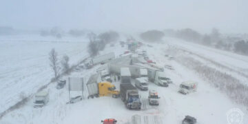 Choque de 100 vehículos cierra la Interestatal de Michigan durante una tormenta de nieve