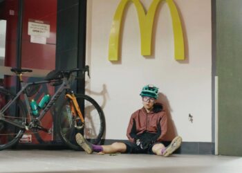 Ciclista pedalea 300 MILLAS alrededor del autoservicio de McDonald's en un desafío 'inútil'