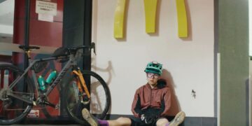 Ciclista pedalea 300 MILLAS alrededor del autoservicio de McDonald's en un desafío 'inútil'