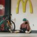 Ciclista pedalea 300 MILLAS alrededor del autoservicio de McDonald's en un desafío 'inútil'