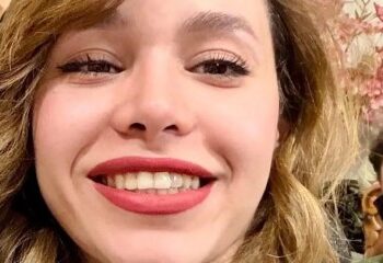 Cientos de personas se reúnen frente a la embajada de Irán en Londres después de que se derribara la bandera y las protestas se extendieran por todo el mundo.