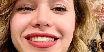 Cientos de personas se reúnen frente a la embajada de Irán en Londres después de que se derribara la bandera y las protestas se extendieran por todo el mundo.