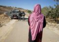Los guardias fronterizos israelíes se acercan a una mujer palestina en un camino rural cerca de olivares en Ramallah, en la Cisjordania ocupada por Israel, el 27 de octubre de 2025. Dado que la temporada de cosecha de aceitunas comienza en octubre, los agricultores de la región son frecuentemente objeto de ataques por parte de colonos israelíes.