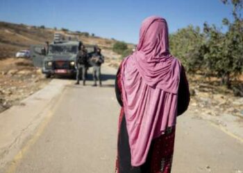 Los guardias fronterizos israelíes se acercan a una mujer palestina en un camino rural cerca de olivares en Ramallah, en la Cisjordania ocupada por Israel, el 27 de octubre de 2025. Dado que la temporada de cosecha de aceitunas comienza en octubre, los agricultores de la región son frecuentemente objeto de ataques por parte de colonos israelíes.