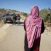 Los guardias fronterizos israelíes se acercan a una mujer palestina en un camino rural cerca de olivares en Ramallah, en la Cisjordania ocupada por Israel, el 27 de octubre de 2025. Dado que la temporada de cosecha de aceitunas comienza en octubre, los agricultores de la región son frecuentemente objeto de ataques por parte de colonos israelíes.