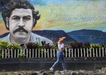 Cocaína rosa, estafas de citas del 'Aliento del Diablo' y burdeles al aire libre... cómo la ciudad natal de Escobar se convirtió en un Narco Disneyland retorcido