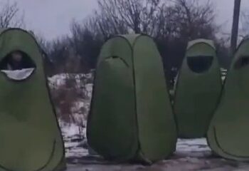 Conozca a la glamorosa ex maestra rusa que atrae a extranjeros para que luchen por Putin... y luego quema sus pasaportes si la desafían