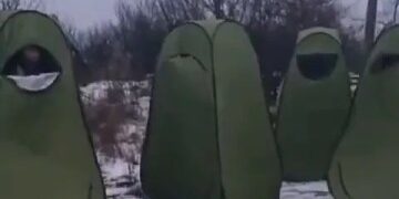 Conozca a la glamorosa ex maestra rusa que atrae a extranjeros para que luchen por Putin... y luego quema sus pasaportes si la desafían