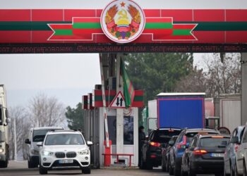 Conozca al líder mundial que gana menos que TÚ, vuela con Ryanair y fue acusado falsamente de intentar tener el bebé de Elton John