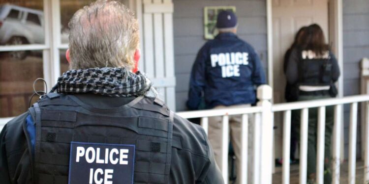 Denunciantes revelan memorando de ICE que autoriza registros sin orden judicial