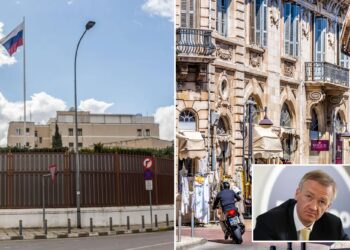 Un collage de imágenes que contiene 3 imágenes. La imagen 1 muestra la bandera rusa ondeando sobre un edificio, con una valla y una calle en primer plano. La imagen 2 muestra NINTCHDBPICT001046381541. La imagen 3 muestra un primer plano de un hombre de piel clara, cabello rubio y ojos azules, vestido con un traje negro y corbata amarilla.