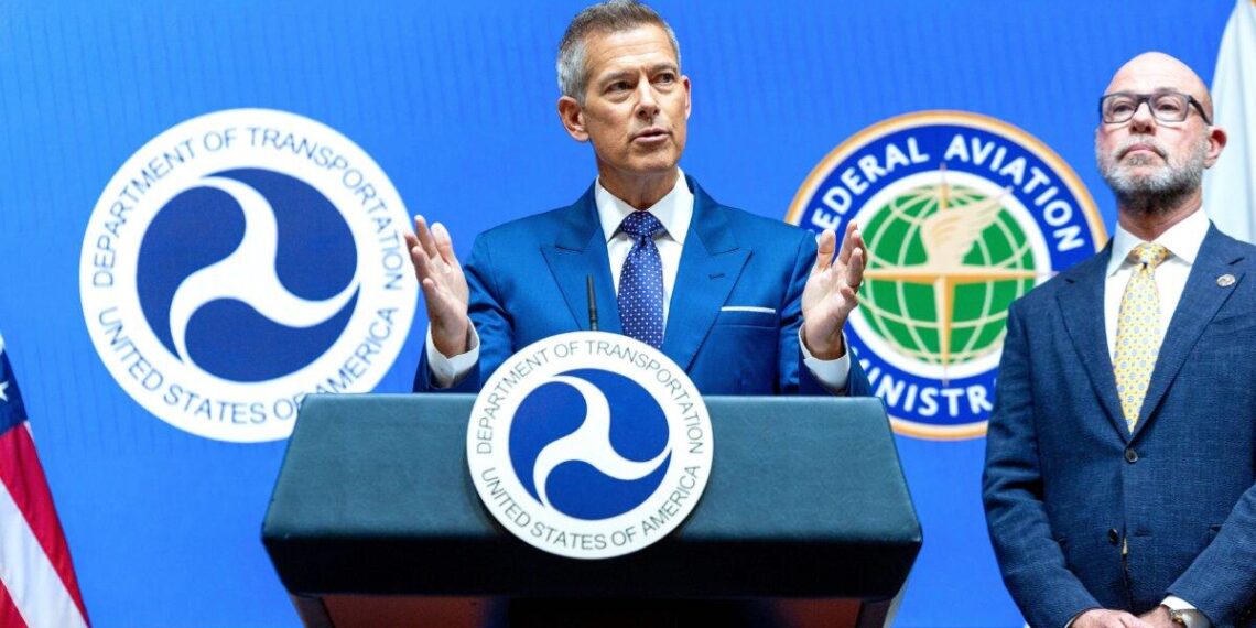 El secretario de Transporte, Sean Duffy (izq.), y el administrador de la FAA, Bryan Bedford, celebran una conferencia de prensa en la sede del Departamento de Transporte de EE. UU. en Washington el 5 de noviembre de 2025. (Tasos Katopodis/Getty Images)