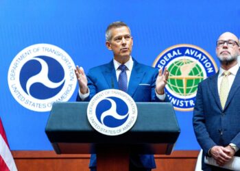 El secretario de Transporte, Sean Duffy (izq.), y el administrador de la FAA, Bryan Bedford, celebran una conferencia de prensa en la sede del Departamento de Transporte de EE. UU. en Washington el 5 de noviembre de 2025. (Tasos Katopodis/Getty Images)