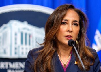 El Fiscal General Adjunto de Derechos Civiles, Harmeet Dhillon, habla durante una conferencia de prensa en el Departamento de Justicia en Washington el 29 de septiembre de 2025. (Andrew Harnik/Getty Images)