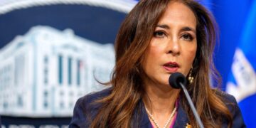 El Fiscal General Adjunto de Derechos Civiles, Harmeet Dhillon, habla durante una conferencia de prensa en el Departamento de Justicia en Washington el 29 de septiembre de 2025. (Andrew Harnik/Getty Images)