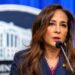 El Fiscal General Adjunto de Derechos Civiles, Harmeet Dhillon, habla durante una conferencia de prensa en el Departamento de Justicia en Washington el 29 de septiembre de 2025. (Andrew Harnik/Getty Images)