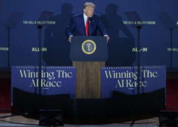 El presidente Donald Trump habla durante la "Ganar la carrera de la IA" cumbre organizada por All-In Podcast y Hill & Valley Forum en el Auditorio Andrew W. Mellon el 23 de julio de 2025 en Washington, DC