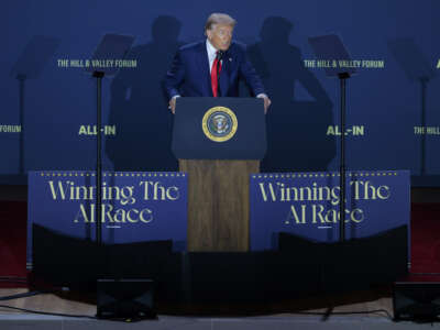 El presidente Donald Trump habla durante la "Ganar la carrera de la IA" cumbre organizada por All-In Podcast y Hill & Valley Forum en el Auditorio Andrew W. Mellon el 23 de julio de 2025 en Washington, DC