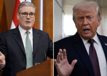 Un collage de imágenes que contiene 2 imágenes. La imagen 1 muestra: el primer ministro británico, Starmer, pronuncia una declaración en Londres. La imagen 2 muestra: el presidente estadounidense, Donald Trump, habla con los periodistas a bordo del Air Force One.