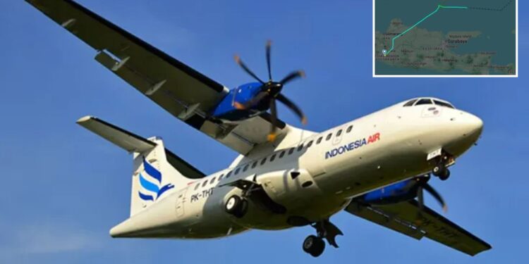 Un collage de imágenes que contiene 2 imágenes. La imagen 1 muestra un avión turbohélice de Indonesia Air en vuelo. La imagen 2 muestra un collage de imágenes que contiene 1 imágenes. La imagen 1 muestra un mapa que muestra una ruta de vuelo sobre el mar de Java desde Yogyakarta, Indonesia, hasta Makassar, Indonesia.