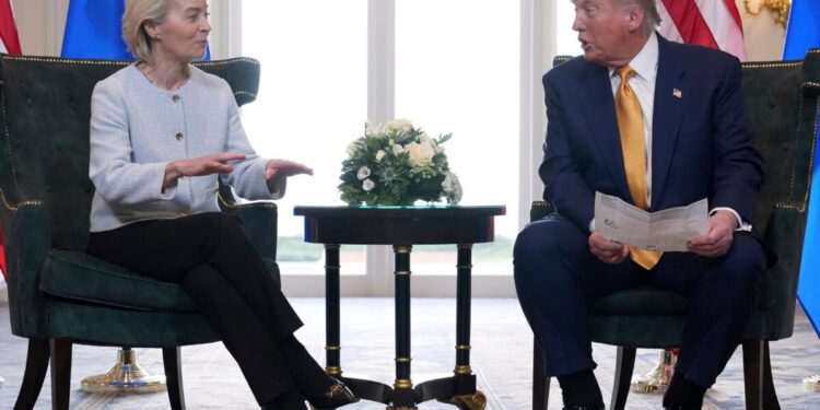 El presidente Donald Trump y la presidenta de la Comisión Europea, Ursula von der Leyen, conversan después de llegar a un acuerdo comercial en el campo de golf Trump Turnberry en Turnberry, Escocia, el 27 de julio de 2025. (Foto AP/Jacquelyn Martin)