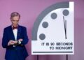 Un collage de imágenes que contiene 1 imagen. La imagen 1 muestra al educador científico Bill Nye mirando su reloj junto al "Reloj del fin del mundo" establecido en 90 segundos para la medianoche