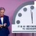 Un collage de imágenes que contiene 1 imagen. La imagen 1 muestra al educador científico Bill Nye mirando su reloj junto al "Reloj del fin del mundo" establecido en 90 segundos para la medianoche
