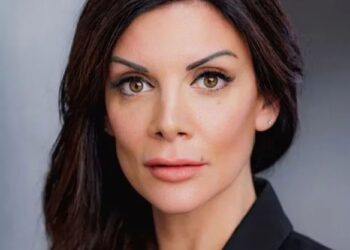 El glamoroso gerente del bar suizo Blaze 'es visto huyendo del edificio en llamas con una caja llena de efectivo' mientras el infierno se extendía matando a 40 personas