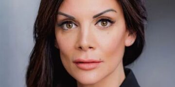 El glamoroso gerente del bar suizo Blaze 'es visto huyendo del edificio en llamas con una caja llena de efectivo' mientras el infierno se extendía matando a 40 personas