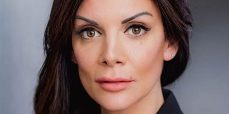 El glamoroso gerente del bar suizo Blaze 'es visto huyendo del edificio en llamas con una caja llena de efectivo' mientras el infierno se extendía matando a 40 personas