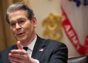 El jefe del Tesoro afirma dudosamente que los fondos “fraude” recuperados podrían financiar al ejército