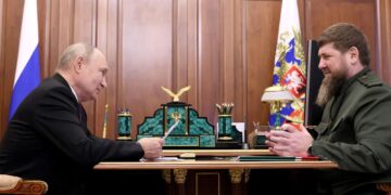 El líder 'guardián' de Putin en Chechenia, Ramzan Kadyrov, 'hospitalizado de urgencia' en Moscú después de rogarle a Vlad que le permitiera renunciar