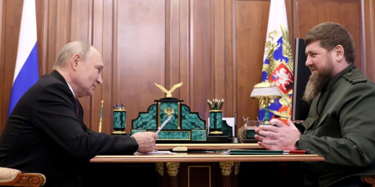 El líder 'guardián' de Putin en Chechenia, Ramzan Kadyrov, 'hospitalizado de urgencia' en Moscú después de rogarle a Vlad que le permitiera renunciar