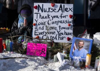 El médico que intentó ayudar a Pretti dice que los federales contaron las heridas en lugar de realizar RCP